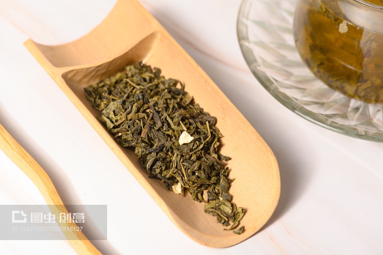 靜置的芬芳 桌面瓷盤中的茉莉綠茶